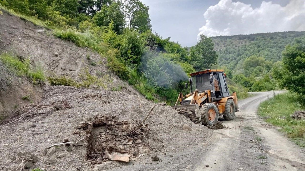 Heyelan sebebiyle zarar gören köy yolları açıldı
