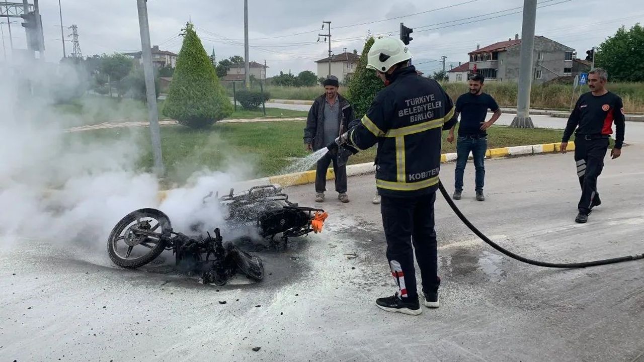 Motosiklet alev aldı yangın tüpüyle söndürdü