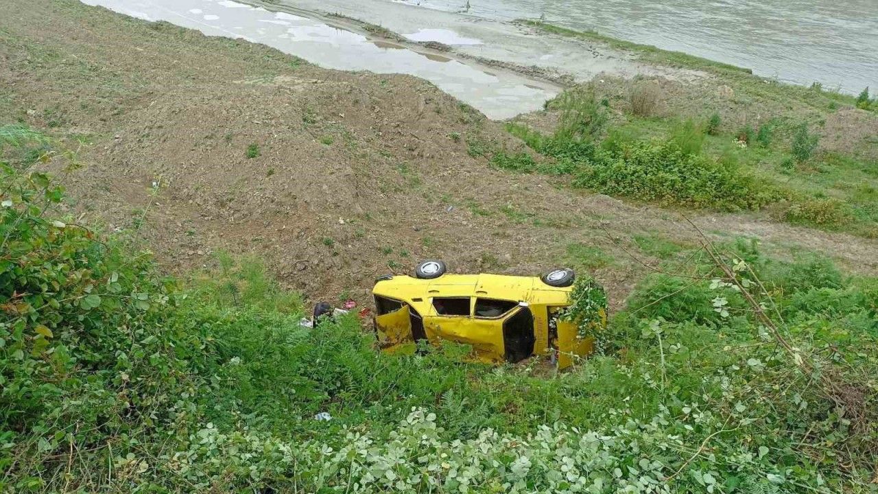 Otomobil sürücüsü nehre düşmekten son anda kurtuldu