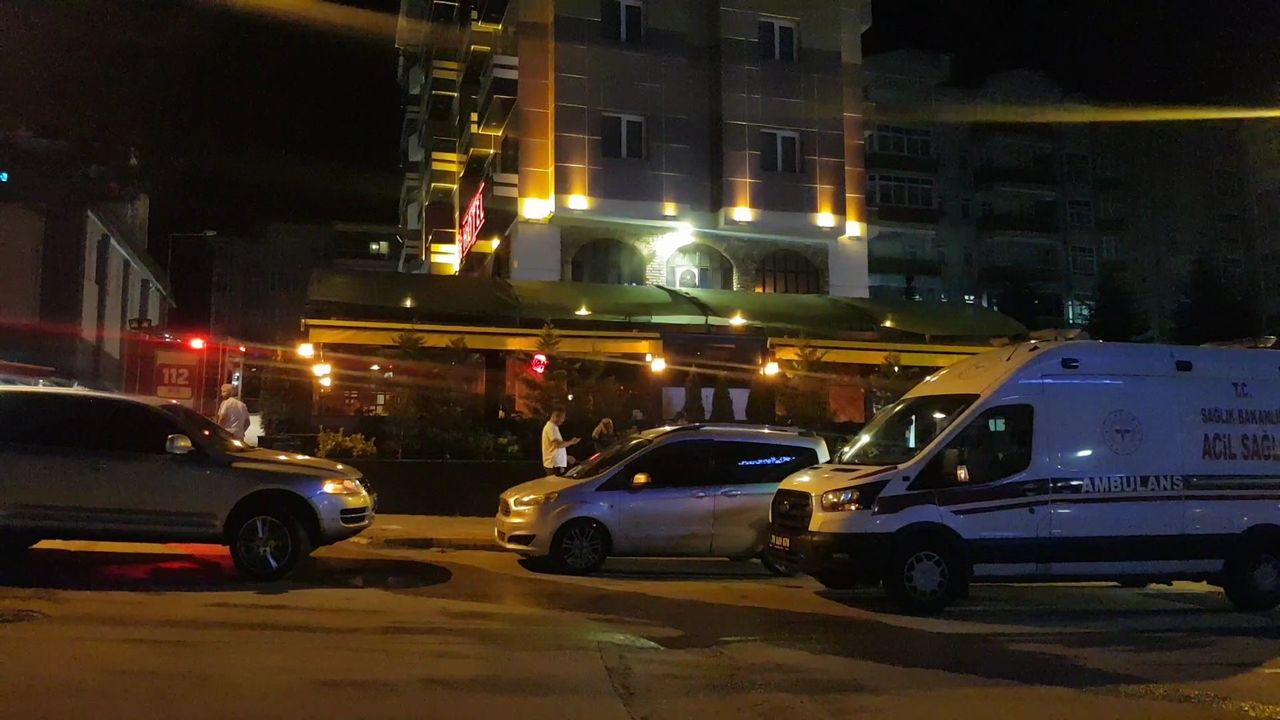 Otelin Mutfağında Yangın Çıktı, 2 Kişi Dumandan Etkilendi