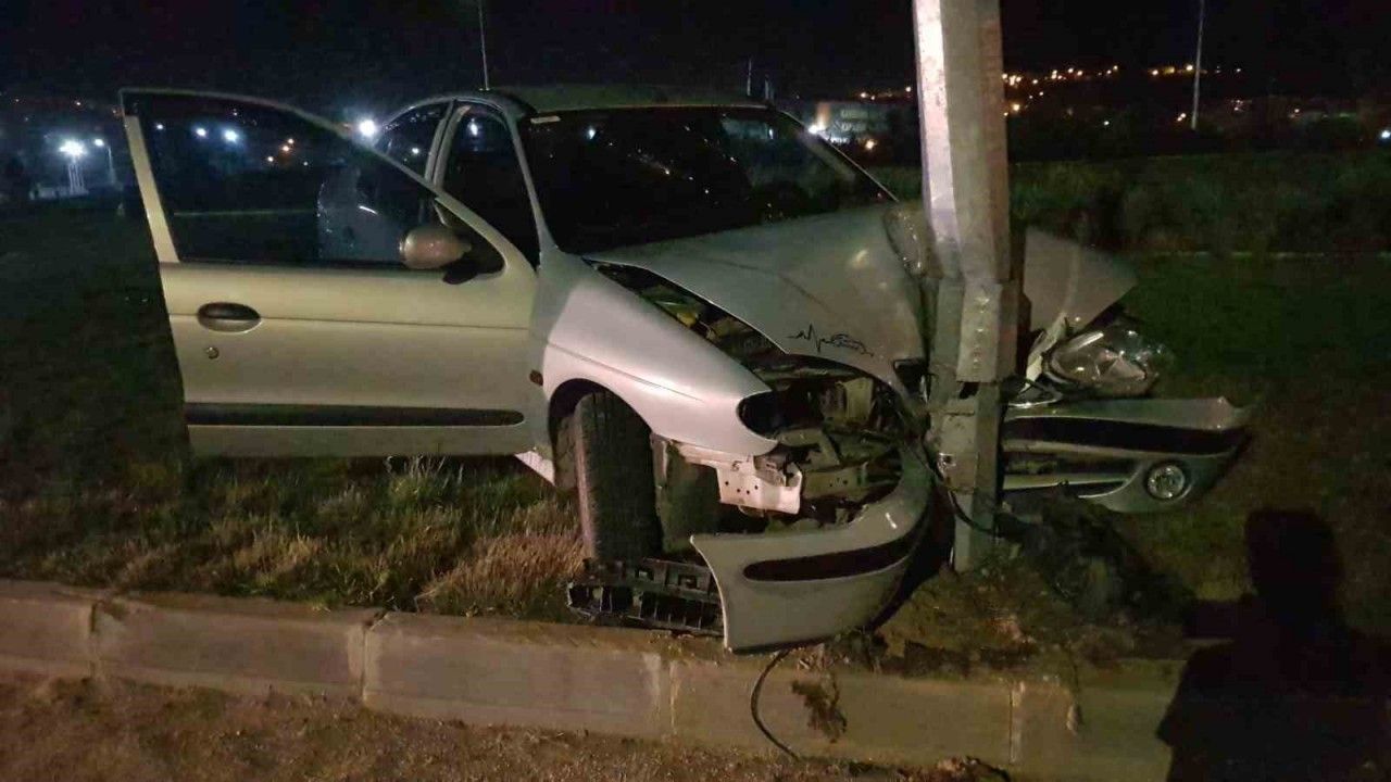 Alkollü sürücü aracıyla refüje çıkıp aydınlatma direğine çarptı