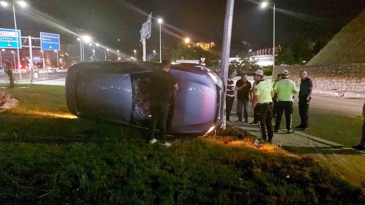 Çalıntı otomobille ’dur’ ihtarına uymayan sürücü kaza yaptı