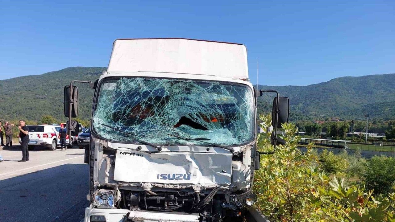 Minibüs ile Kamyonet çarpıştı: 4 yaralı