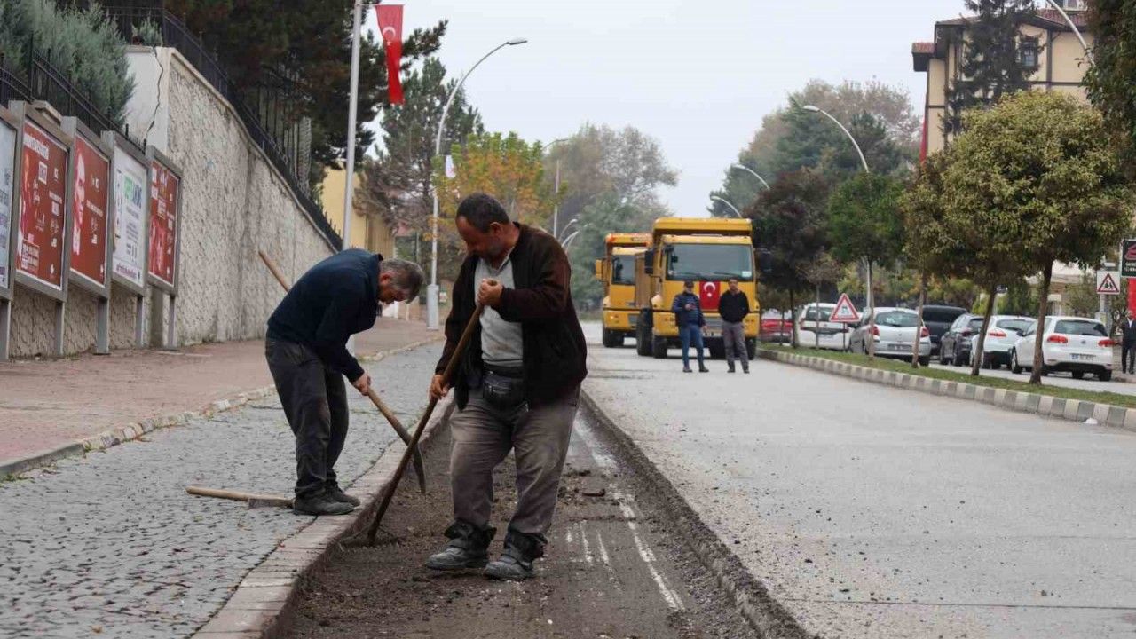 Safranbolu’da Sadri Artunç Caddesi’nde asfalt yenileme çalışmaları başladı
