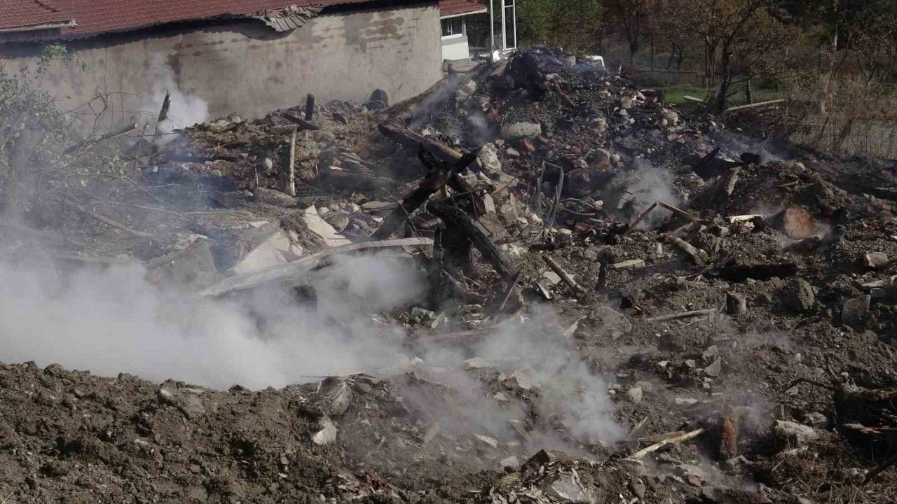 6 ev ve 1 samanlık küle dönmüştü