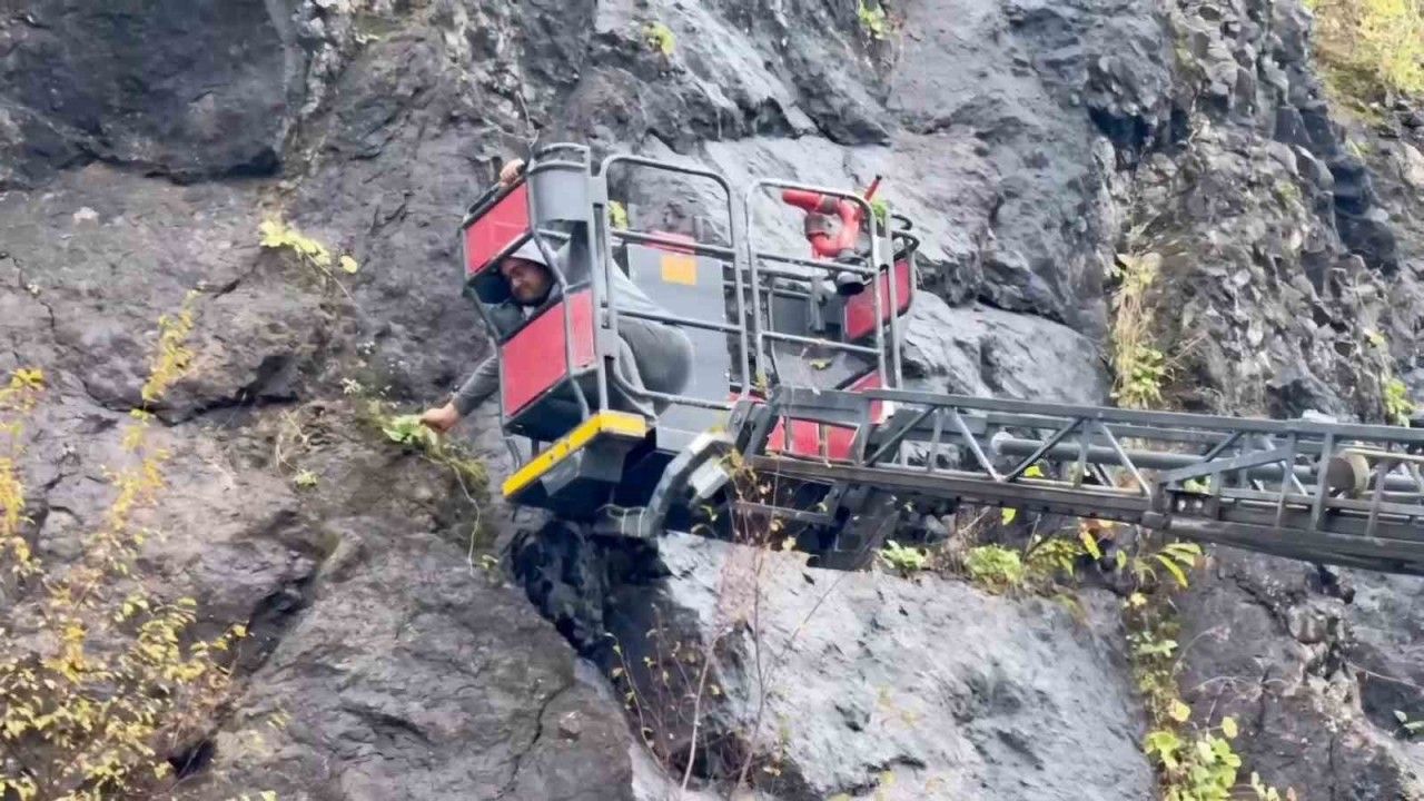 Amasra’da kayalardan sarkan kablolar paniğe neden oldu