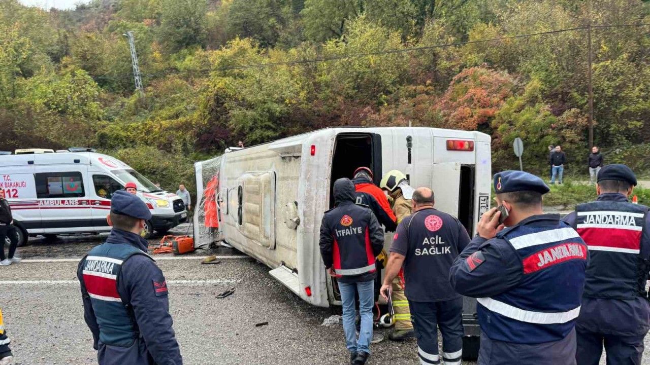 Bartın’da işçi servisi devrildi: 1 ölü, 19 yaralı