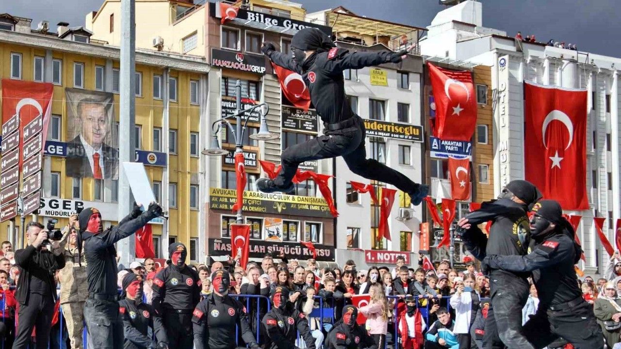 Komandolardan Nefes Kesen Cumhuriyet Gösterisi