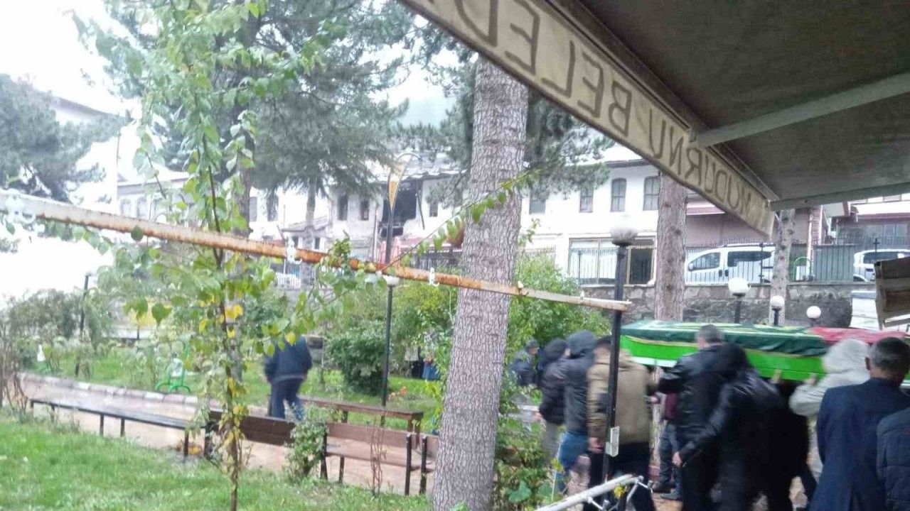 Eşi tarafından öldürülen 3 çocuk annesi kadın defnedildi