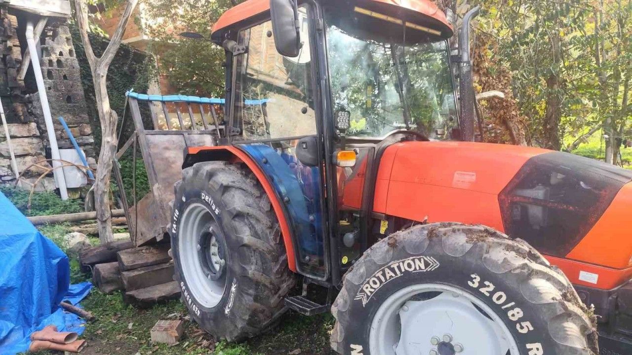 Köy muhtarı, traktörle kazan arasında sıkışarak ağır yaralandı