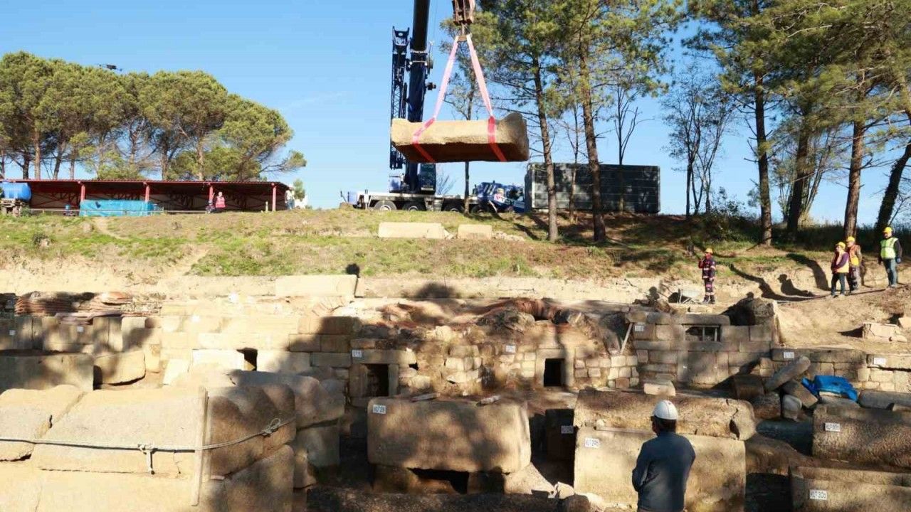 Tios Antik Kenti’nde bulunan Roma Dönemi lahitleri törenle açıldı