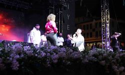 Burak Bulut ve Kurtuluş Kuş konserinde sürpriz evlilik teklifi