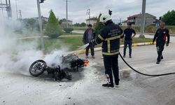 Motosiklet alev aldı yangın tüpüyle söndürdü