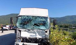 Minibüs ile Kamyonet çarpıştı: 4 yaralı