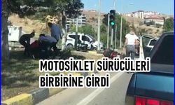 MOTOSİKLET SÜRÜCÜLERİNİN YOL KENARINNDAKİ KAVGASI