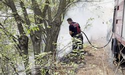 Ağaçlık alanda çıkan yangına polisten müdahale