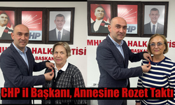 CHP İl Başkanı Dural, Annesine Rozet Taktı