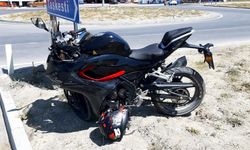 İlçe girişindeki kavşakta motosikletle otomobil çarpıştı: 2 yaralı