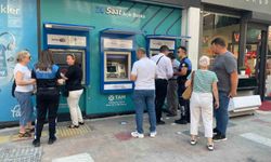 Karabük’te polisler, vatandaşları telefon dolandırıcılığına karşı bilgilendiriyor