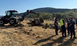 Tarlada devrilen traktörün altında kalan çift hayatını kaybetti