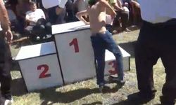 Yayla bayramında güreşte birinci olan minik sporcu kürsüye çıkarken ayakkabılarını çıkardı