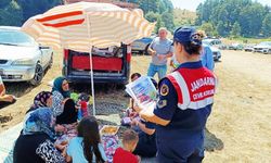 Bolu jandarması vatandaşı bilgilendirdi, hediye dağıttı