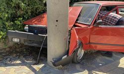 Fiat Tofaş otomobil önce araca, ardında beton direğe çarptı