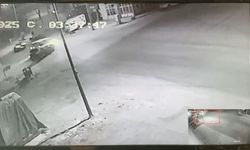 Kamyonet otomobille kafa kafaya çarpıştı: 1’i ağır 2 yaralı