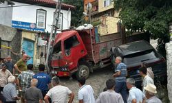 Kontrolden çıkan kamyon park halindeki araç ile elektrik direğine çarparak durabildi