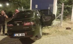 Zonguldak’ta kontrolden çıkan otomobil trafoya çarptı
