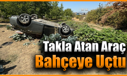 Çarpışan otomobillerden biri takla atıp bahçeye uçtu
