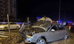 Alkollü sürücü elektrik direğine çarptı: 1 yaralı