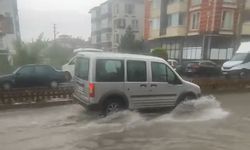 Bolu’da sağanak hayatı felç etti: Sokaklar göle döndü