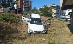 Çaycuma’da iki otomobil çarpışınca araç yoldan çıktı: 1 yaralı