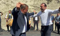 Köy yolu asfaltlandı, köylülüler çiftetelli oynadı
