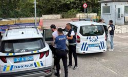 Restoranda yemek yiyen polis memurunu darp ettiler