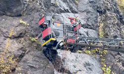 Amasra’da kayalardan sarkan kablolar paniğe neden oldu