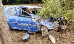 Bolu’da otomobil tarlaya uçtu, hurdaya döndü