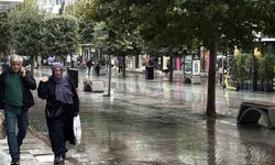 Bolu’da şemsiyesiz kalanlar tentelere sığındı