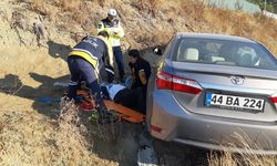 Hastaneye giden yaşlı çift kazada yaralandı