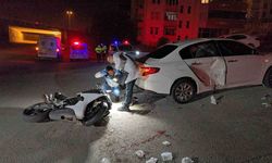 Polisten kaçan motosiklet otomobile çarptı: 2 yaralı