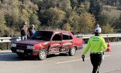 Amasra’da yolcu minibüsüyle otomobil çarpıştı