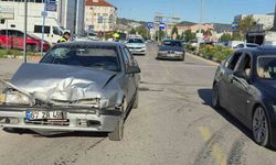 Bartın’da kavşakta iki otomobil çarpıştı: 3 yaralı