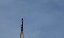 Bartın’da cami minaresine gökdoğan kondu