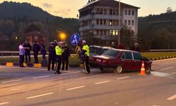 Bartın’da kavşakta iki otomobil çarpıştı: 6 yaralı