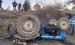 Devrilen traktörün altında kalan sürücü yaralandı