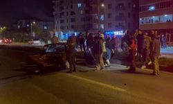 Kontrolden çıkan otomobil elektrik direğine çarptı