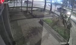 Otomobille motosikletin çarpıştığı kaza kamerada