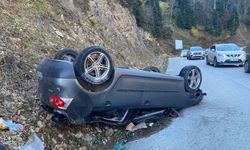 Yedigöller’de gizli buzlanma otomobili tepetaklak yaptı: 2 yaralı