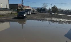 Yol gölete döndü, kapalı pazar yerinde vatandaşın çilesi bitmiyor